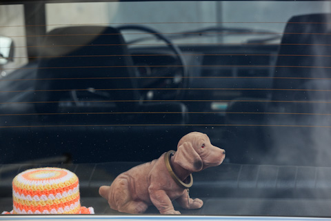 Wackeldackel und Häkelklorolle auf der Hutablage